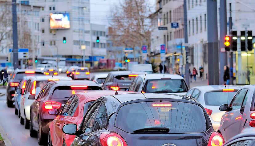 Wenn auf der Allee Autos Stoßstange an Stoßstange stehen, wird deutlich, wie viel sich in Heilbronn verändern muss.
Foto: Dennis Mugler