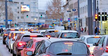 Wenn auf der Allee Autos Stoßstange an Stoßstange stehen, wird deutlich, wie viel sich in Heilbronn verändern muss.
Foto: Dennis Mugler