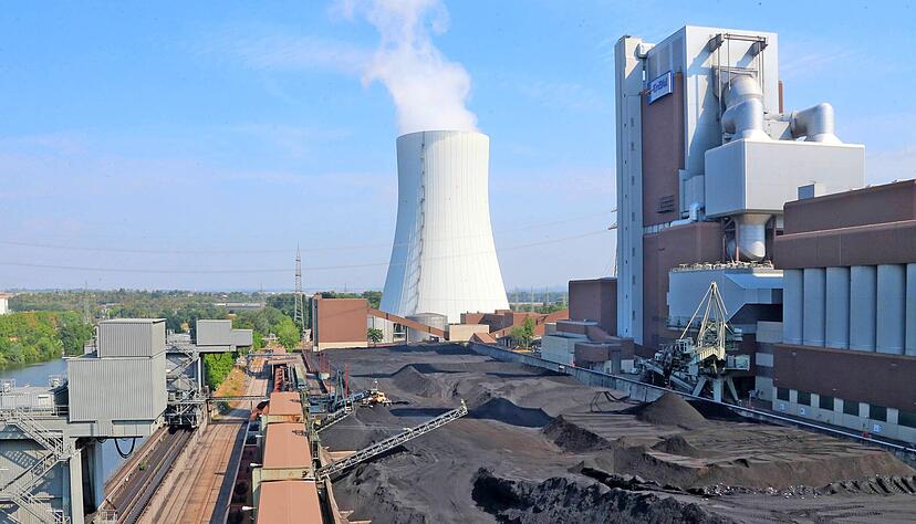 Der Kühlturm wird in Betrieb bleiben &minus; aber statt des Kohlekraftwerks soll künftig ein Gaskraftwerk den Strom für Heilbronn liefern.
Foto: Archiv/Sawatzki