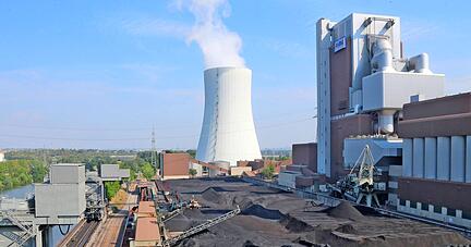 Der Kühlturm wird in Betrieb bleiben &minus; aber statt des Kohlekraftwerks soll künftig ein Gaskraftwerk den Strom für Heilbronn liefern.
Foto: Archiv/Sawatzki