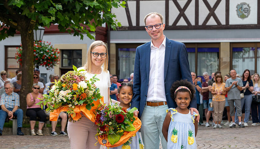 Strahlender Sieger: Simon Michler mit seiner Frau Martina und den adoptierten Zwillingsmädchen Dyoune und Dyouna. Foto: Christiana Kunz Strahlender Sieger: Simon Michler mit seiner Frau Martina und den adoptierten Zwillingsmädchen Dyoune und Dyouna. Foto: Christiana Kunz