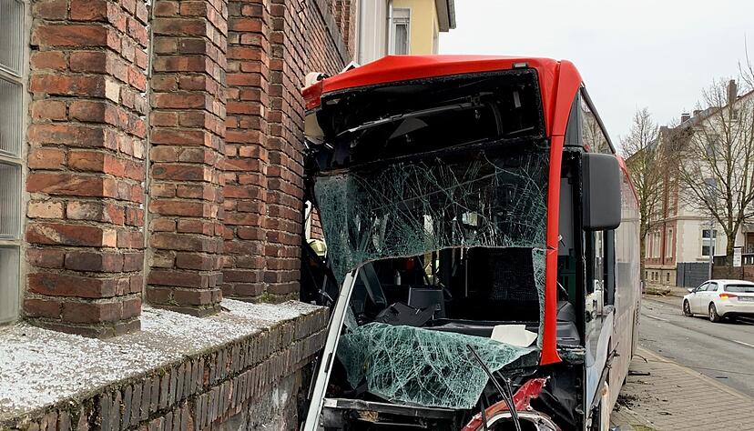 Erst nach rund 200 Meter kommt der Bus an einem stillgelegten Gebäude zum Stehen. Erst nach rund 200 Meter kommt der Bus an einem stillgelegten Gebäude zum Stehen.