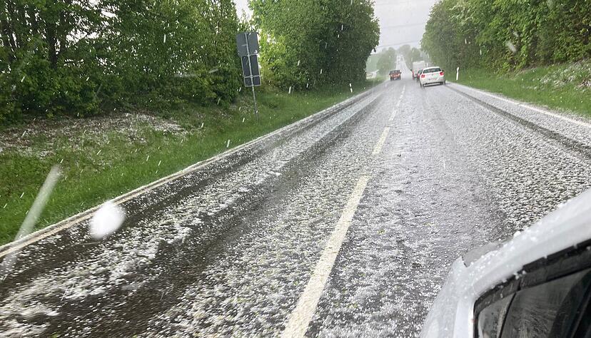 Auf der B293 ging am Dienstagnachmittag ein Hagelschauer nieder. Auf der B293 ging am Dienstagnachmittag ein Hagelschauer nieder.