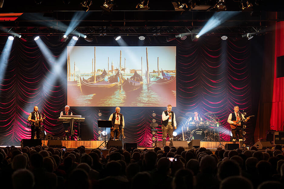 Stimmungsvoller Konzertabend: Die Kastelruther Spatzen bringen ihre Fans zum Mitsingen und Mitfeiern.