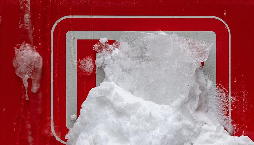 Die Front eines Regionalzugs ist im Hauptbahnhof zum Teil mit Schnee und Eis bedeckt.
