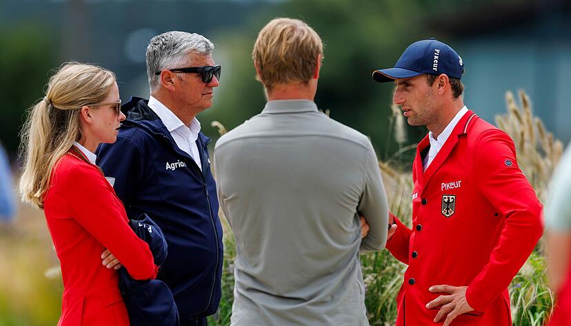 Team-Besprechung bei der EM der Springreiter.