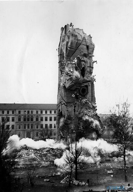 Die letzten Mauerreste der Friedenskirche fallen Samstag, 23. Februar 1952 in sich zusammen. Im Hintergrund das Robert-Mayer-Gymnasium.