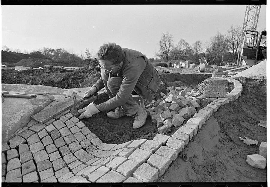 Bauarbeiten an den Außenanlagen im November 1989.