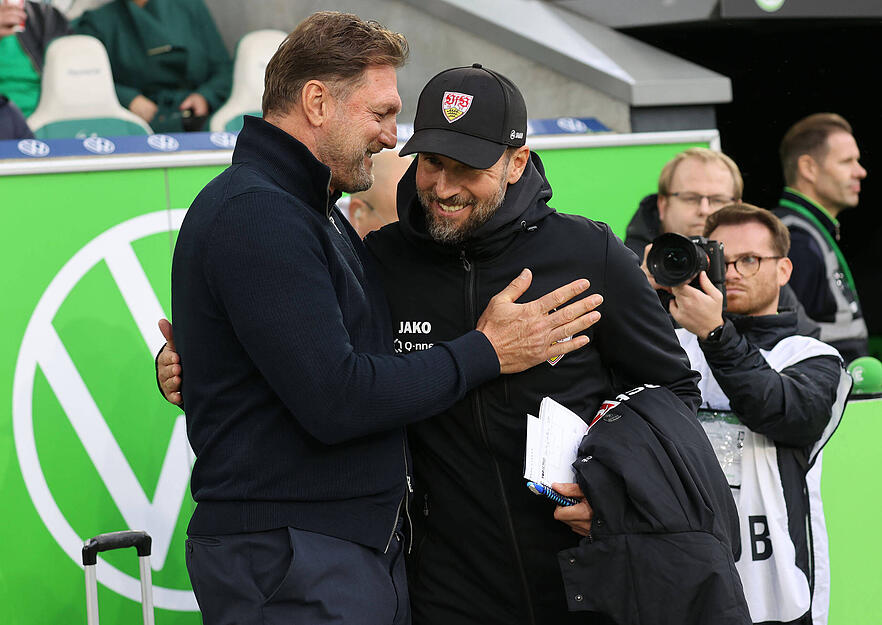 Vor dem Spiel begrüßten sich die beiden Trainer Ralph Hasenhüttl und Sebastian Hoeneß. Sie kennen sich aus der gemeinsamen Zeit in Leipzig.