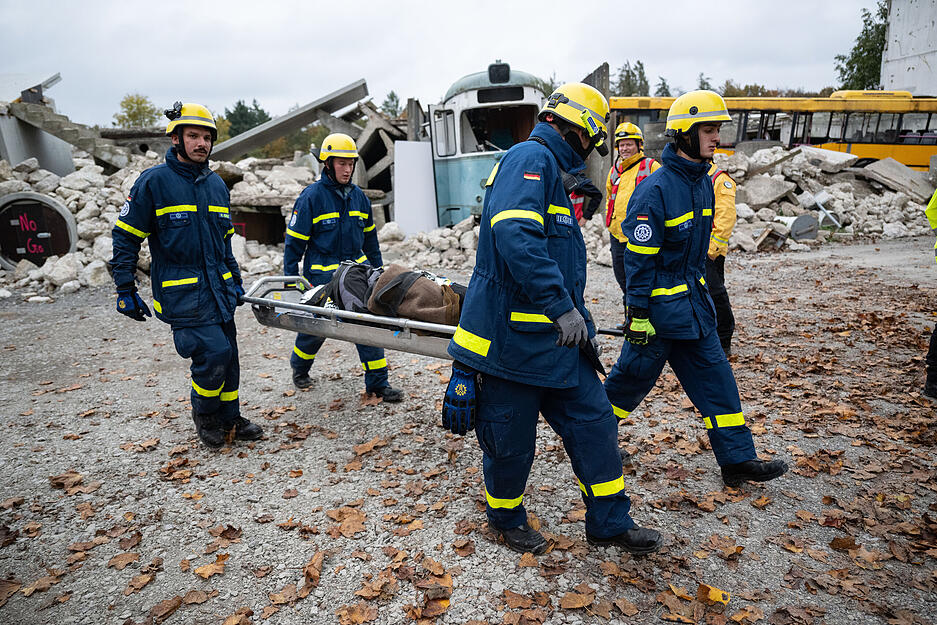 Nach Angaben des baden-württembergischen Innenministeriums nehmen 950 Personen als Helfer und Rollenspieler daran teil.