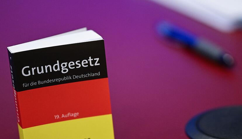 Das Grundgesetz in Miniatur-Ausgabe steht bei der Pressekonferenz zur AfD auf einem Tisch.