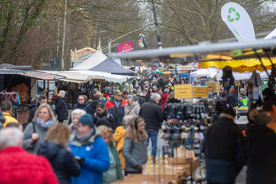 Zum Marktstart herrscht reges Treiben zwischen Ständen und Attraktionen. Zum Marktstart herrscht reges Treiben zwischen Ständen und Attraktionen.