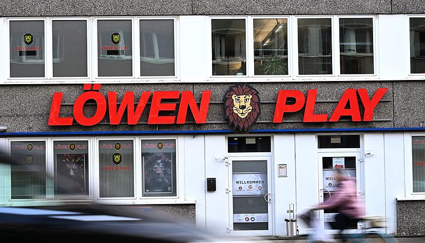 Eine L&ouml;wen-Spielothek in D&uuml;sseldorf. Verlockend sieht das nicht aus - darf es aber auch nicht, so schreibt es das Gesetz vor.