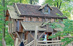 Hoch hinaus geht es in den Baumhäusern in Tripsdrill. Fotos: Veigel, Hofmann, Mugler Hoch hinaus geht es in den Baumhäusern in Tripsdrill. Fotos: Veigel, Hofmann, Mugler