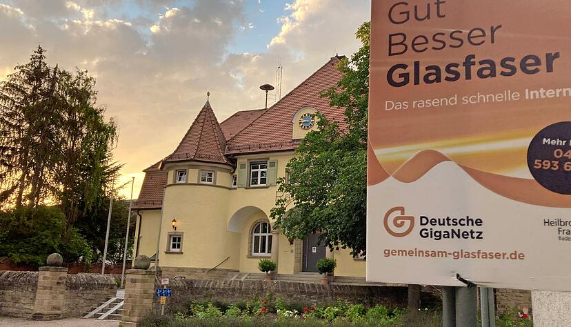 Da war die Vorvermarktung noch im vollen Gange: im Sommer letzten Jahres zierten zahlreiche Plakate der Deutschen Giganetz Ittlinger Straßen. Ziel waren 35 Prozent aller Haushalte. Am Ende wurden es knapp 38 Prozent.
Foto/Archiv: Kühl