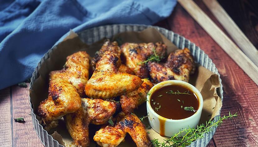 Damit nichts in die Glut tropft, empfiehlt sich f&uuml;r die Chicken Wings eine s&auml;mige Marinade aus Trockengew&uuml;rzen.