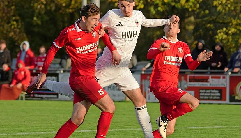 Gegen Dino Corajevic (Mitte) agierten der Gommersdorfer Cheftrainer Manuel Hofmann (links) und sein Co Fabian Geißler als Spielertrainer-Duo. Auch in Neckarelz könnte es sein, dass beide wieder spielen müssen.
Foto: Michael Nachreiner