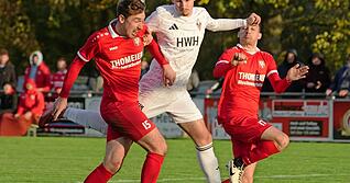 Gegen Dino Corajevic (Mitte) agierten der Gommersdorfer Cheftrainer Manuel Hofmann (links) und sein Co Fabian Geißler als Spielertrainer-Duo. Auch in Neckarelz könnte es sein, dass beide wieder spielen müssen.
Foto: Michael Nachreiner