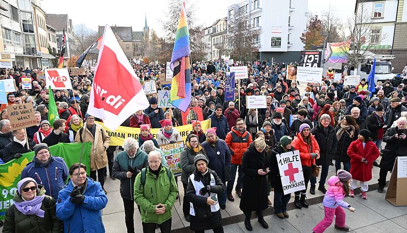 Laut Polizei gab es drei Gegenkundgebungen. Laut Polizei gab es drei Gegenkundgebungen.