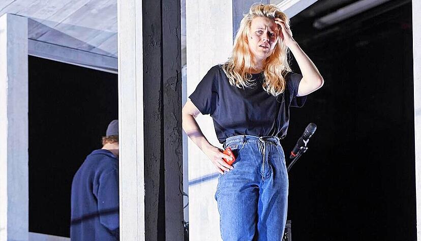 "Alles ist möglich. Alles ist unmöglich": Libby (Camille Dombrowsky, oben) begegnet ihrer Urgroßmutter Eva (Paula Skorupa).