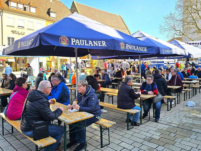 Besucher genie&szlig;en am Freitag das besondere Ambiente in der Innenstadt.