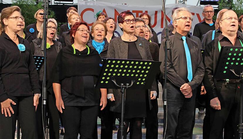 Poparrangements zu Hits von 1960 bis heute gaben die Sängerinnen und Sänger von Cantunity bei drei Konzerten am Wochenende zum besten.Foto: Regina Koppenhöfer Poparrangements zu Hits von 1960 bis heute gaben die Sängerinnen und Sänger von Cantunity bei drei Konzerten am Wochenende zum besten.Foto: Regina Koppenhöfer