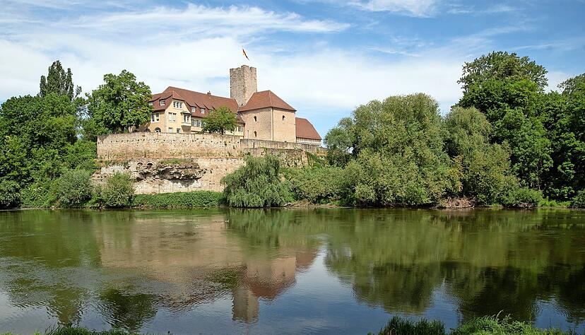 In Lauffen hat seit dem 19. Jahrhundert das Rathaus seinen Sitz auf der Burg der Neckarinsel. Gebaut wurde die Burg einst von den Popponen. In Lauffen hat seit dem 19. Jahrhundert das Rathaus seinen Sitz auf der Burg der Neckarinsel. Gebaut wurde die Burg einst von den Popponen.