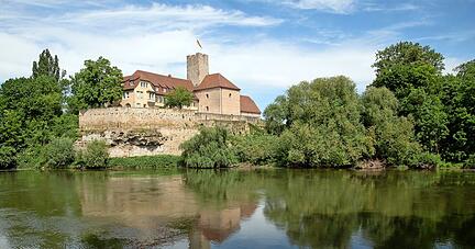 In Lauffen hat seit dem 19. Jahrhundert das Rathaus seinen Sitz auf der Burg der Neckarinsel. Gebaut wurde die Burg einst von den Popponen.
Foto: Andreas Veigel