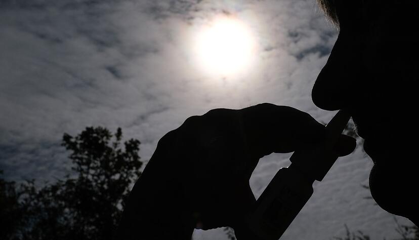 Nasenspray hilft Allergikern akut wie auch vorsorglich. (Symbolbild)