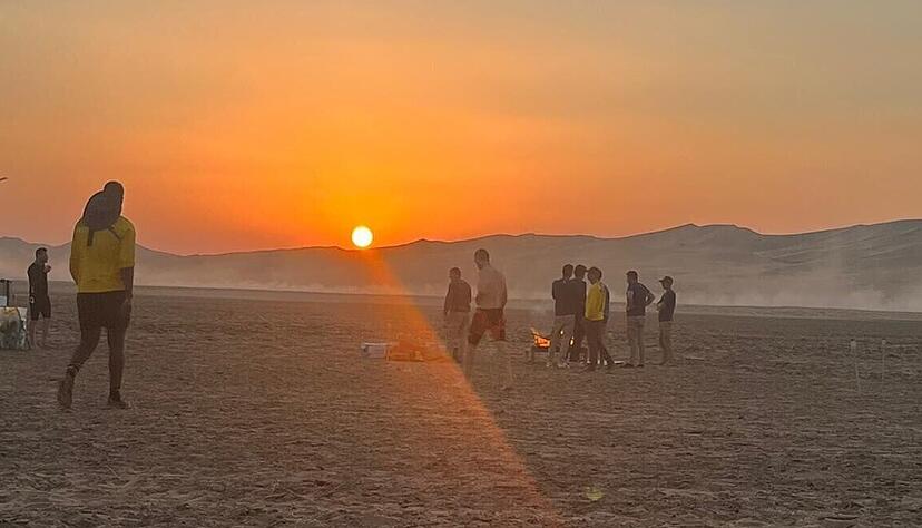 Sonnenauf- und - untergänge in der Wüste Saudi-Arabiens. Sonnenauf- und - untergänge in der Wüste Saudi-Arabiens.