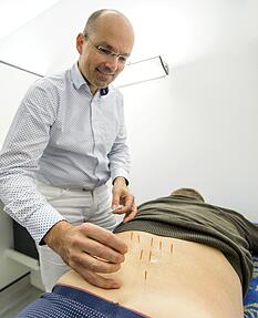 Akupunktur ist ein Teilgebiet der Traditionellen Chinesischen Medizin und fördert die Harmonisierung des Organismus, sagt Experte Dr. Jan Bachmann. Foto: Mario Berger Akupunktur ist ein Teilgebiet der Traditionellen Chinesischen Medizin und fördert die Harmonisierung des Organismus, sagt Experte Dr. Jan Bachmann. Foto: Mario Berger