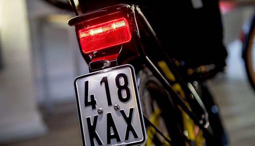 Ab dem 1. M&auml;rz 2026 gilt: Nur noch schwarze Versicherungskennzeichen sind f&uuml;r Fahrzeuge wie S-Pedelecs, Mofas, Mopeds und E-Roller g&uuml;ltig.