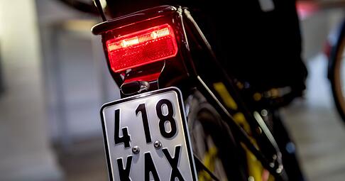 Ab dem 1. M&auml;rz 2026 gilt: Nur noch schwarze Versicherungskennzeichen sind f&uuml;r Fahrzeuge wie S-Pedelecs, Mofas, Mopeds und E-Roller g&uuml;ltig.