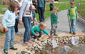 &Uuml;ber die Wasserrinne fahren die Boote in den Teich. Die Kinder fischen sie raus. Fotos: Yvonne Tscherwitschke