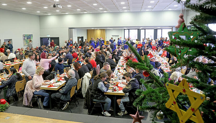Mehr Menschen kommen zur Weihnachtsfeier der Wohnungsnothilfe und des Rotary-Clubs Heilbronn: Über 200 Personen, darunter auch Kinder mit ihren Eltern genießen das Menü.
