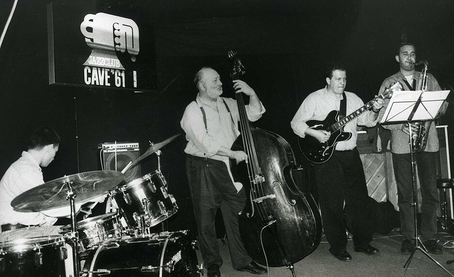 Im Mai 1995 tritt das Aladar Pege Quartett im Cave auf. Im Mai 1995 tritt das Aladar Pege Quartett im Cave auf.