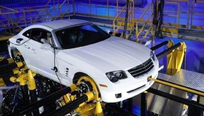 Der US-Sportwagen Chrysler Crossfire mit Mercedes-SLK-Technik wird im Autowerk Karmann in Osnabrück montiert.