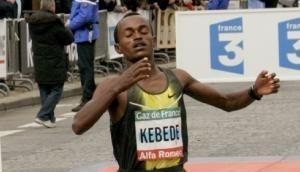 Kebede Tsegaye überquert nach 2:06:40 Stunden die Ziellinie.