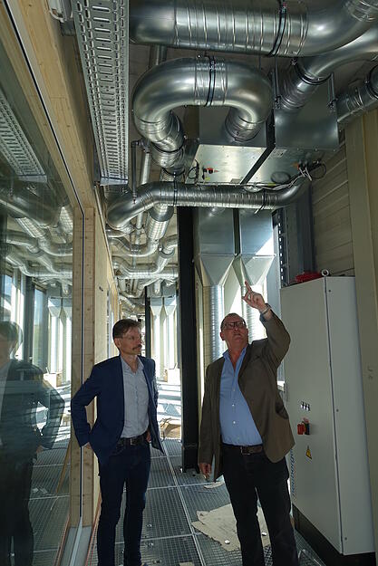 Im zweiten Bauabschnitt ist zwischen Au&szlig;enh&uuml;lle und Innenh&uuml;lle ein schmaler Gang. Hier sind zahlreiche Installationen gef&uuml;hrt.