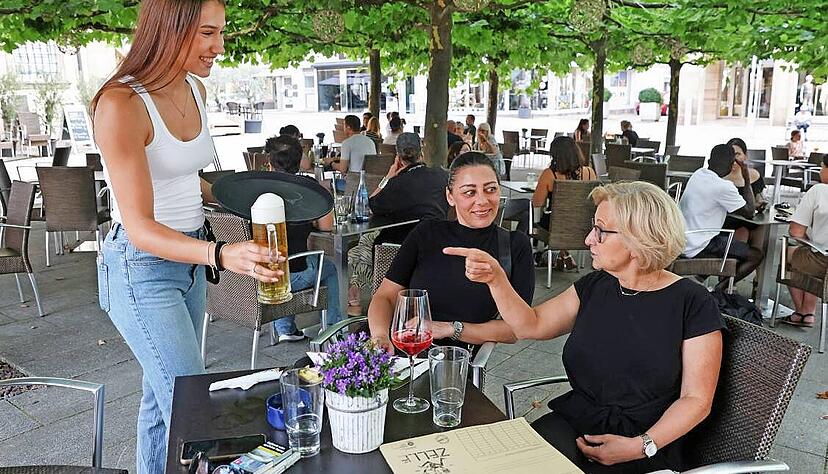 Fr&uuml;her Chefin und Angestellte, heute Freundinnen: Daniela Kaufmann (rechts) und Jana Terekova (Mitte) treffen sich in der Zelle am Marktplatz.
Foto: Ralf Seidel