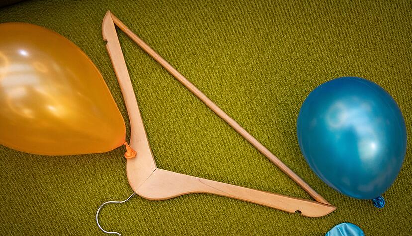 Knifflige Angelegenheit: Beim Verknoten von Luftballons ist Feinmotorik gefragt. Mit einem Hilfsmittel soll es einfacher gehen.