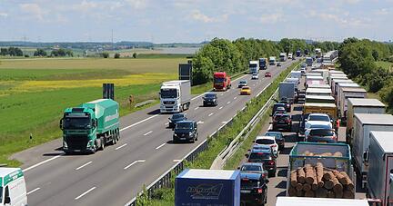 Leidgeplagte Auto- und Lkw-Fahrer kennen dieses Bild seit Jahren: Nichts geht mehr auf der A6 zwischen dem Weinsberger Kreuz und der bayerischen Landesgrenze &minus; wie hier beim Gewerbepark Hohenlohe. Der Ausbau soll Abhilfe schaffen.
Foto: Reichert