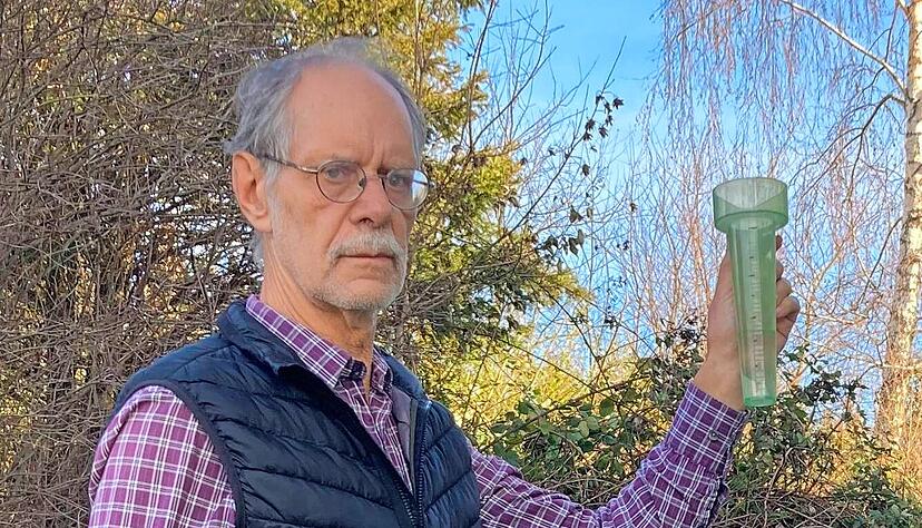 Helmut Hilbert misst in seinem Garten täglich die Regenmenge. Seit mehr als zehn Jahren verschafft sich der 69-Jährige somit einen Überblick über das Niederschlagsgeschehen in seinem Heimatdorf Adelshofen. Helmut Hilbert misst in seinem Garten täglich die Regenmenge. Seit mehr als zehn Jahren verschafft sich der 69-Jährige somit einen Überblick über das Niederschlagsgeschehen in seinem Heimatdorf Adelshofen.