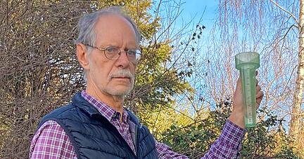 Helmut Hilbert misst in seinem Garten täglich die Regenmenge. Seit mehr als zehn Jahren verschafft sich der 69-Jährige somit einen Überblick über das Niederschlagsgeschehen in seinem Heimatdorf Adelshofen.
Foto: Jörg Kühl Helmut Hilbert misst in seinem Garten täglich die Regenmenge. Seit mehr als zehn Jahren verschafft sich der 69-Jährige somit einen Überblick über das Niederschlagsgeschehen in seinem Heimatdorf Adelshofen.
Foto: Jörg Kühl