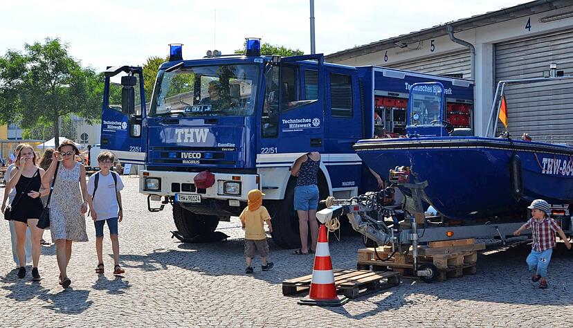Die Fahrzeuge und die vielen Einsatzgeräte waren beim Tag der offenen Tür des Technischen Hilfswerks ein echter Anziehungspunkt.
Foto: Stefanie Pfäffle