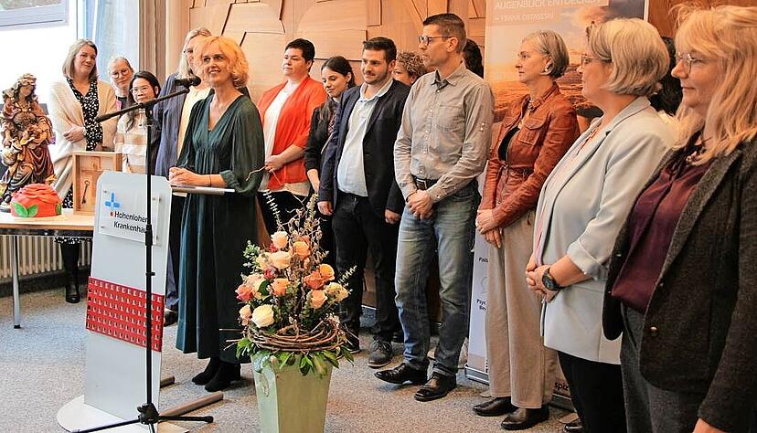 Silke Feinauer, pflegerische Leiterin des Hospizes (am Mikrofon), freut sich mit dem gesamten Team, dass ihre sinnstiftenden Arbeit beginnen kann.