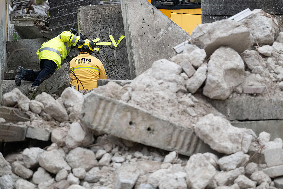 In einem Trümmerhaufen suchen Helfer bei der EU-Übung "Magnitude" nach Verschütteten.