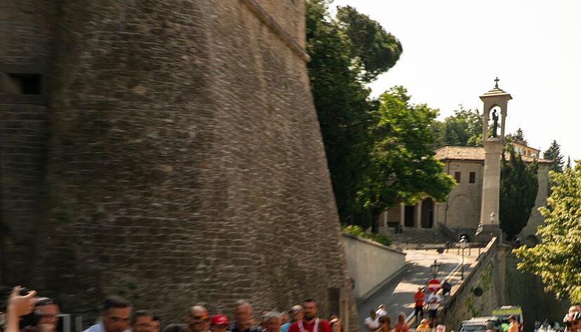 Applaus, Applaus, Applaus: Die Fans der Mille Miglia feiern die Fahrzeuge und ihre Besatzungen.