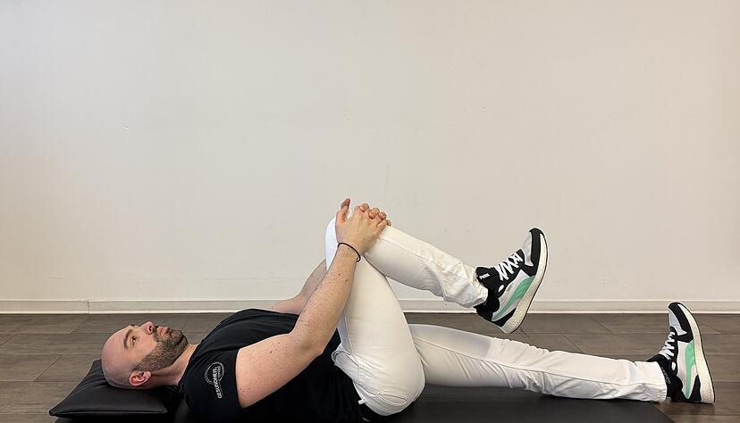 Mobilisation der Hüftbeugung und Dehnung der Gesäßmuskulatur. Übung ist auch im Stehen möglich.
Physiotherapeut Niko Popovski aus der Praxis „Reha am Bahnhof“ in Neckarsulm zeigt sinnvolle Dehnübungen für Läufer.