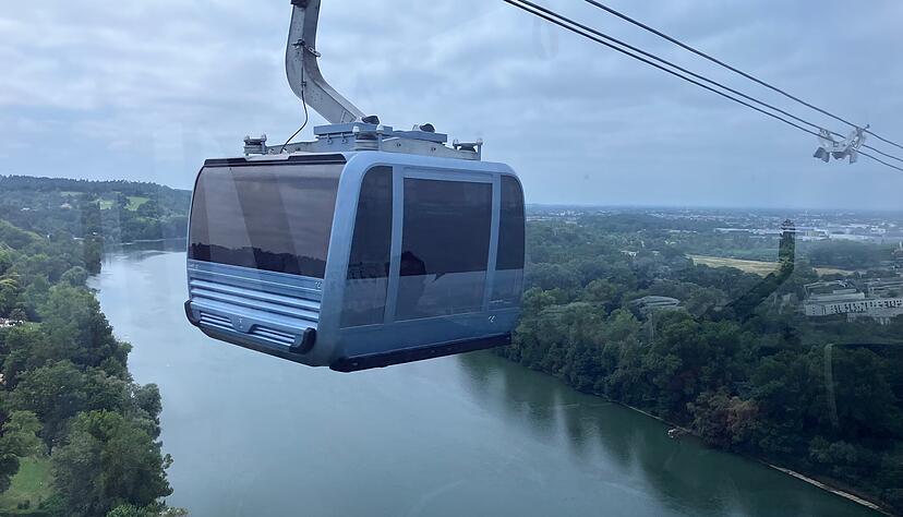 Panorama: Die Seilbahn in Toulouse überquert den Fluss Garonne.